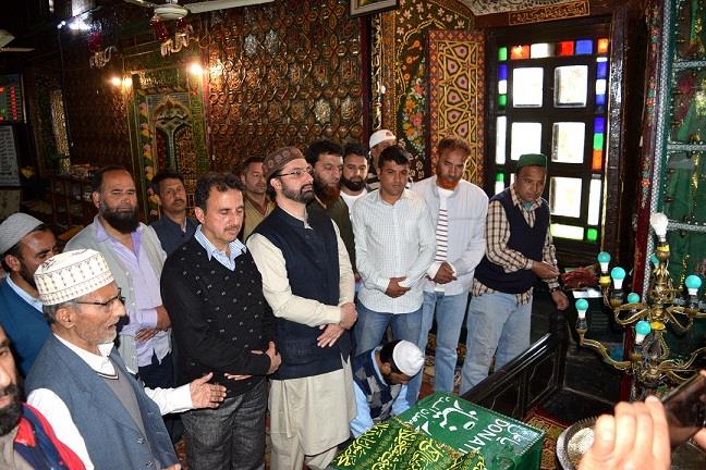 Mirwaiz visits Khankah-e-Moula shrine