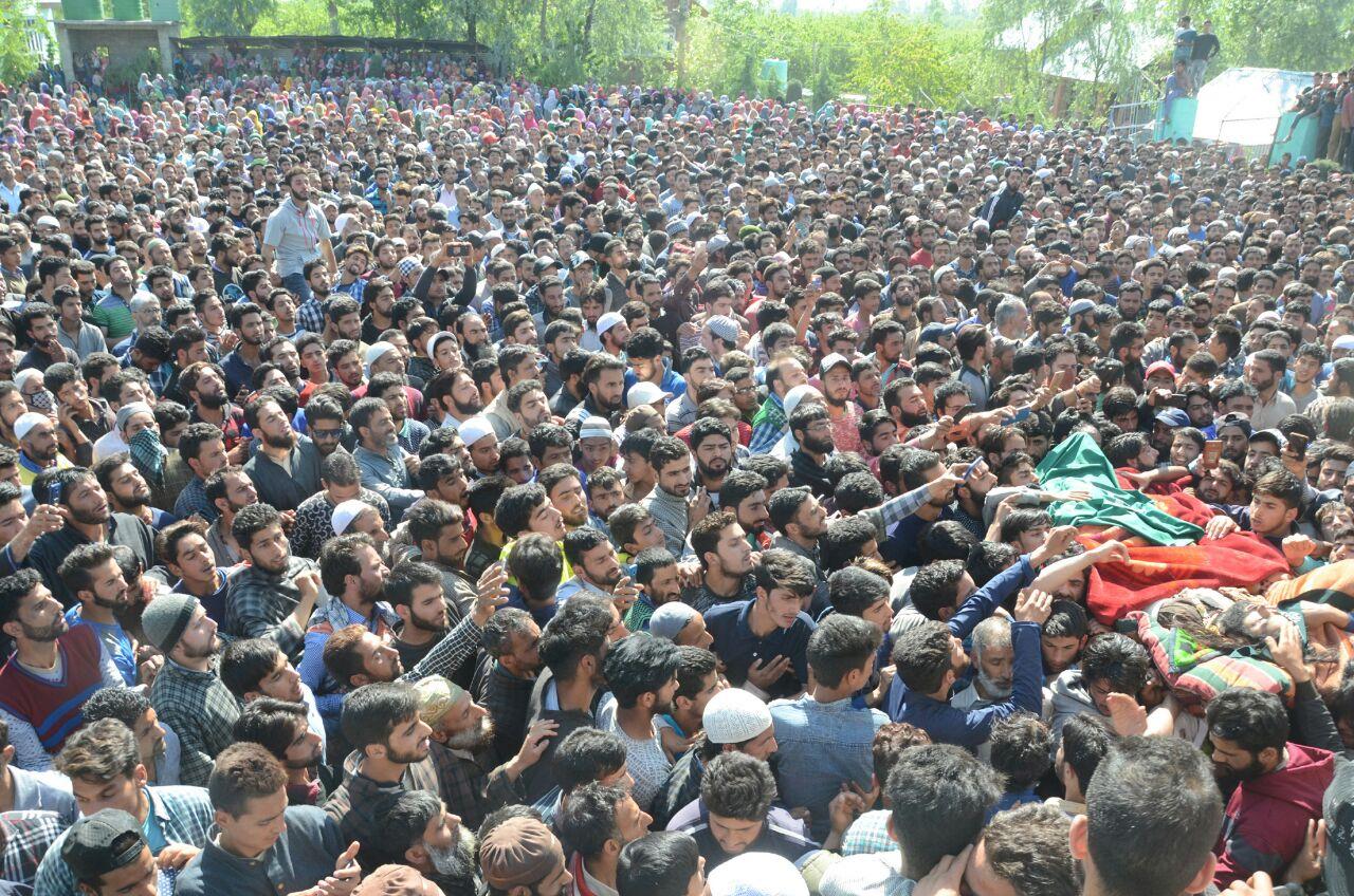 Thousands attend funeral prayers of slain Hizb militants