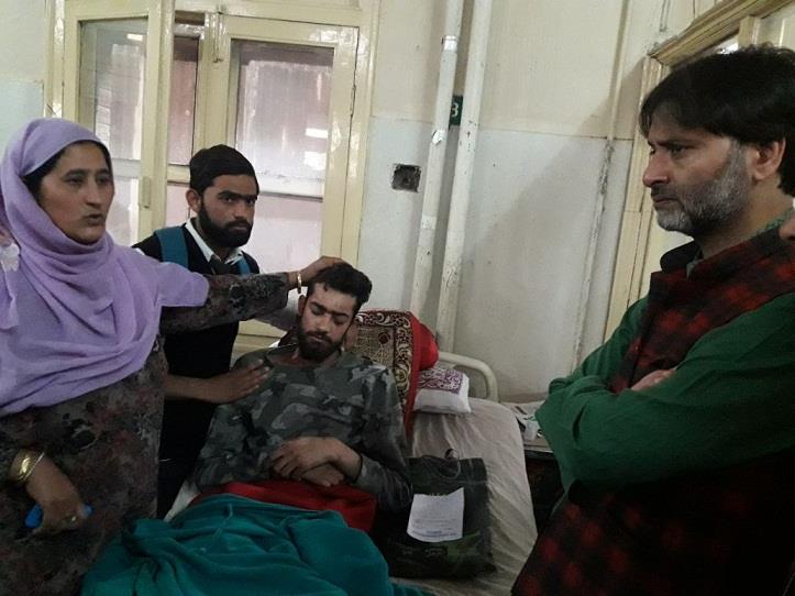 Malik visits SMHS hospital, meets pellet, bullet victims