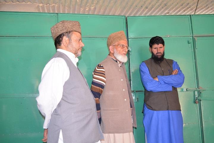 Geelani barred to offer Friday prayers at Masjid Iqra