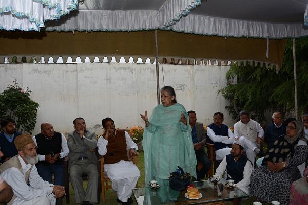 Ambika Soni on day long visit to Srinagar