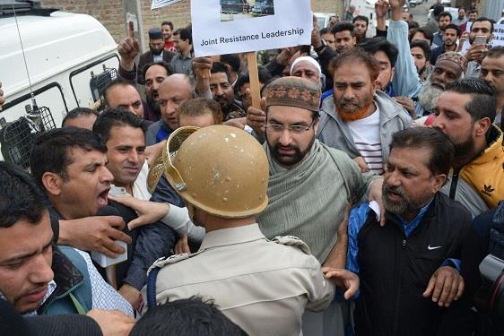 Mirwaiz tries to march towards secretariat against civilian killings, detained