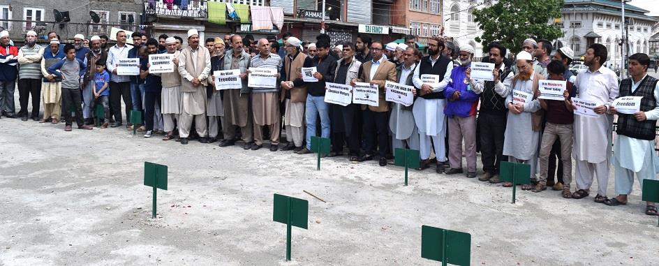 Hurriyat (M) pays tribute to Khanyar martyrs