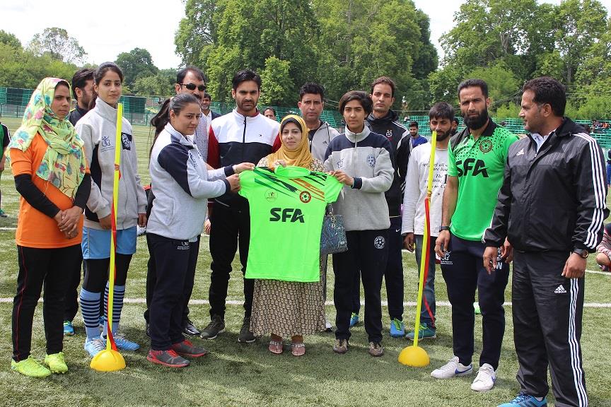 On Mothers Int’l day, mother kicks off Women Football Academy in Srinagar