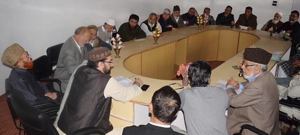 Mirwaiz takes stock of arrangements at Jamia ahead of Ramadhan