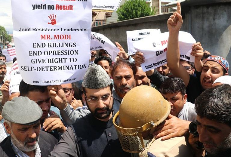 Mirwaiz defies house detention, detained