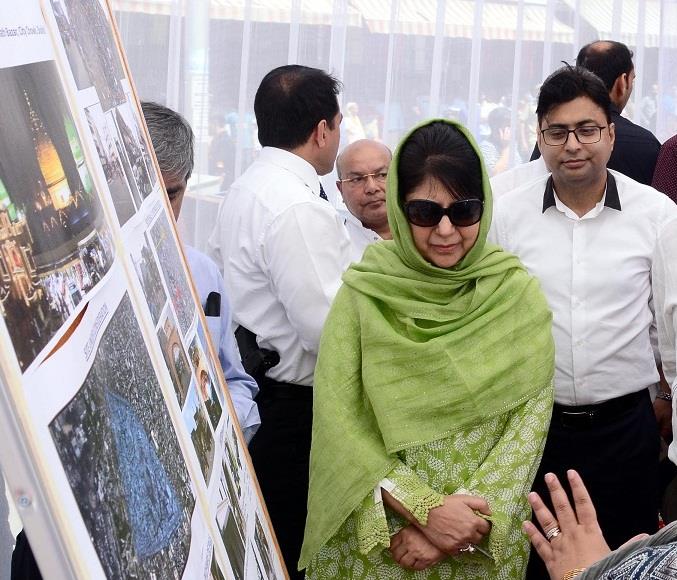 Mehbooba visits Raghunath Bazar, announces Rs 5 cr for pacing up beautification project