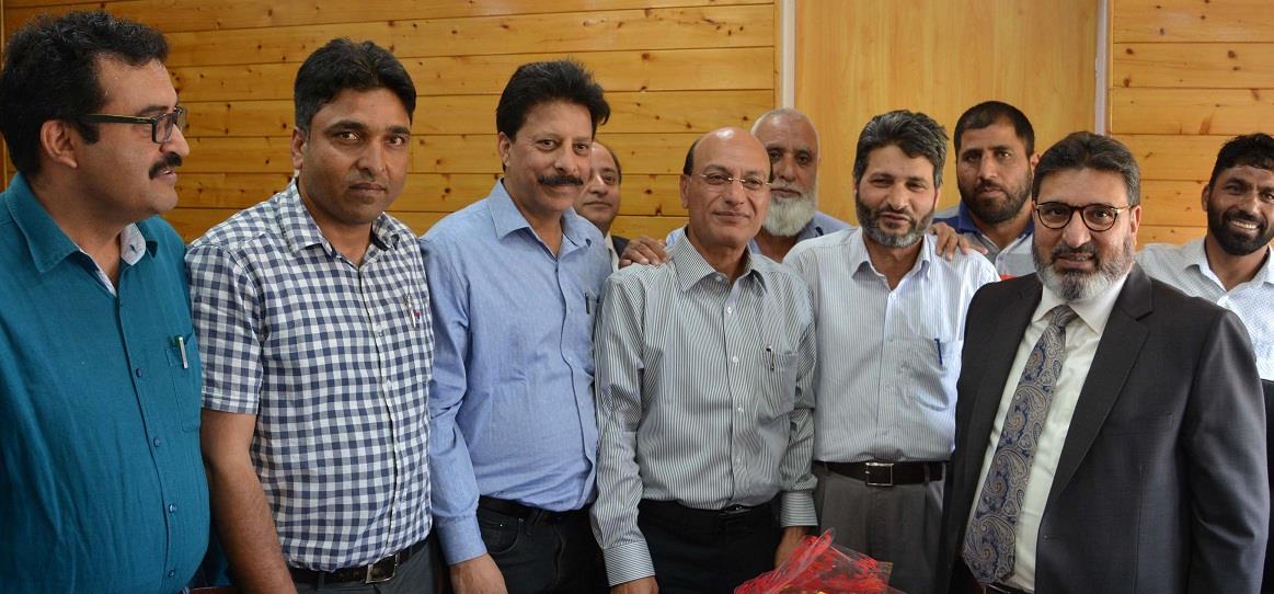 Engineering Graduates call on Altaf Bukhari