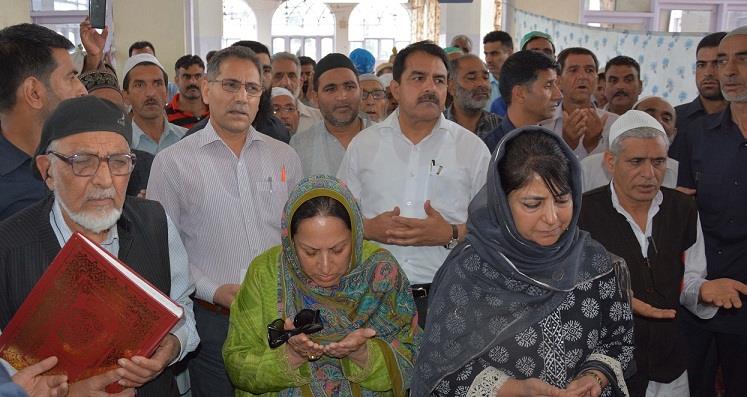 CM visits Madinatul Uloom, pays obeisance at Dargah Hazratbal