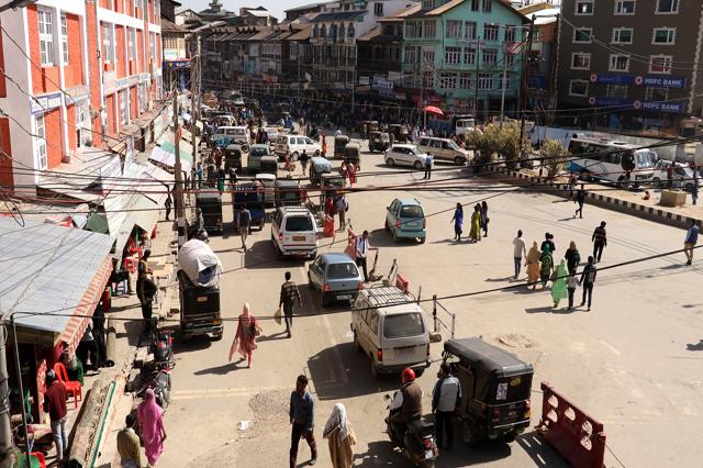 Pedestrians have free walk in Lal chowk as IGP Rath vacate vendors