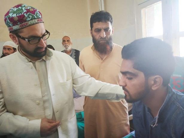 Mirwaiz visits SMHS to inquire about health of injured youth