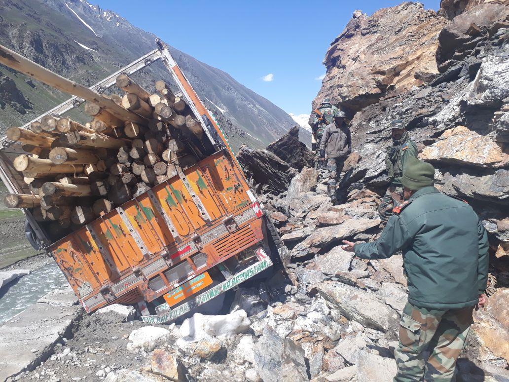Sgr-Leh highway remain closed for 3rd consecutive day