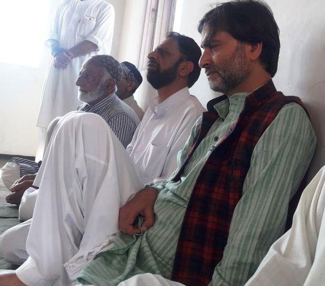 Malik visits Dalgate, expresses solidarity with Qaiser’s bereaved family