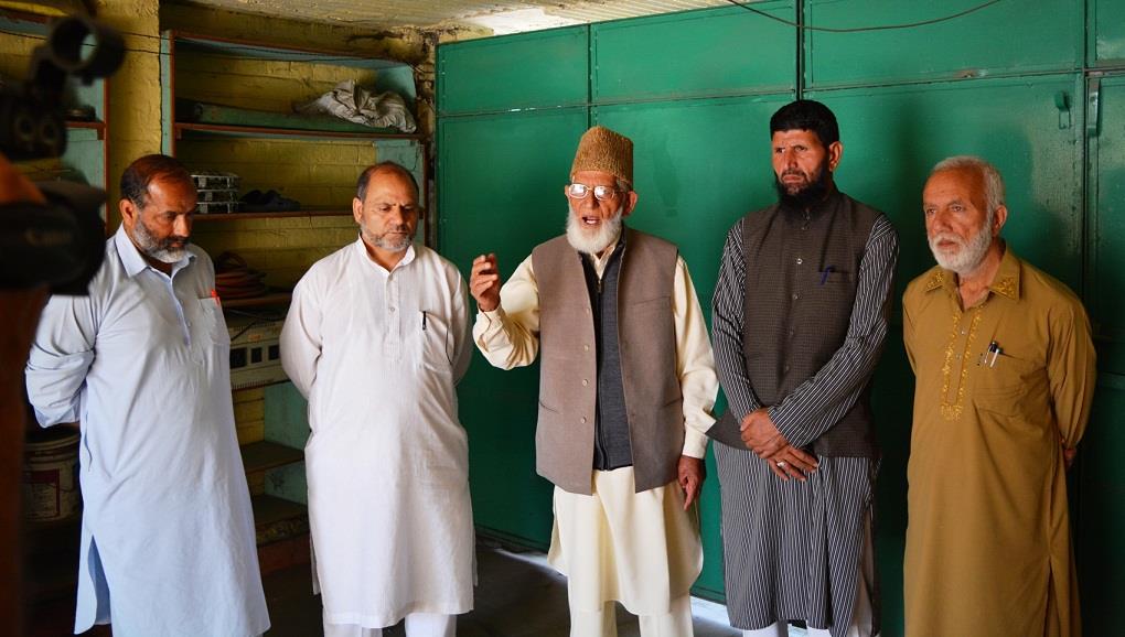 Authorities barred Geelani from offering Friday prayers: Hurriyat (G)