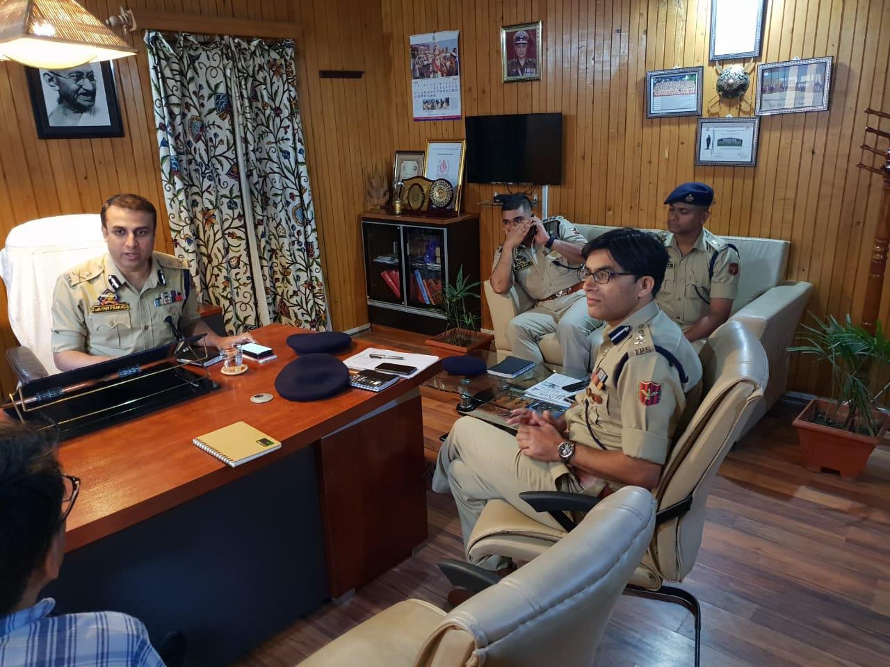 IGP visits Hazratbal, reviews arrangements for Shab-e-Qadr, Eid-ul-Fitr