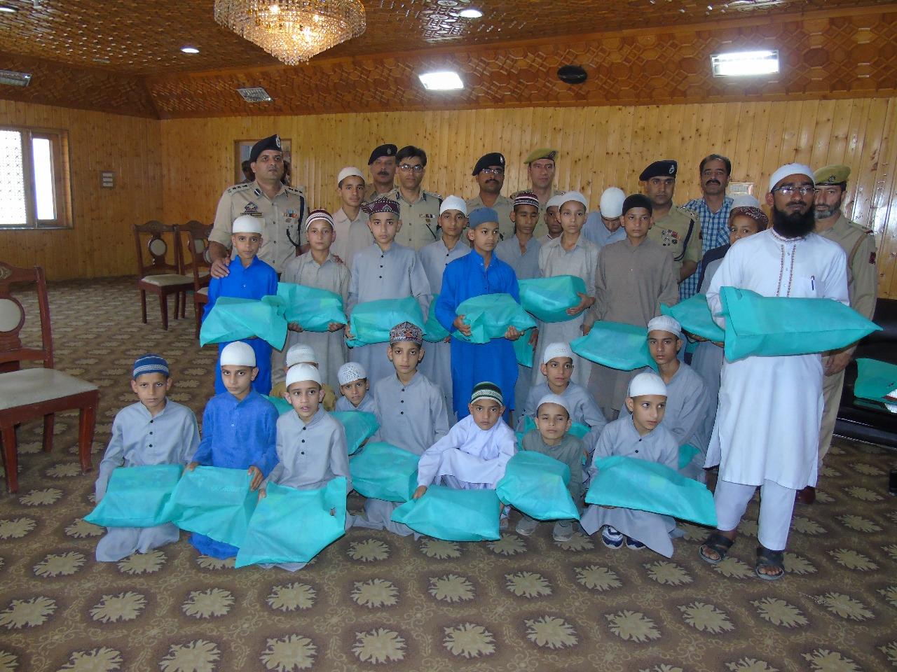 SSP Srinagar distributes essential items among orphans