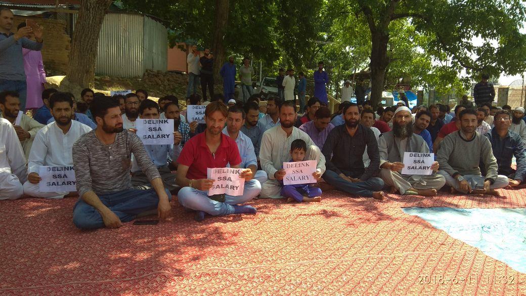 ReT teachers protest, demand 7th pay commission benefits, delinking of salary