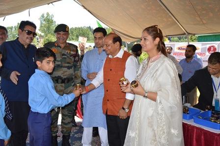 KVIC distributes 2330 Bee-Boxes in single day at Kashmir