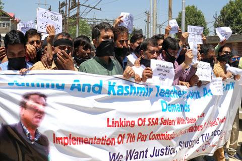 SSA teachers’ protest at Civil Secretariat foiled, scores detained
