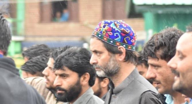 Yasin Malik participates in funeral prayers of Syed Shujaat Bukhari