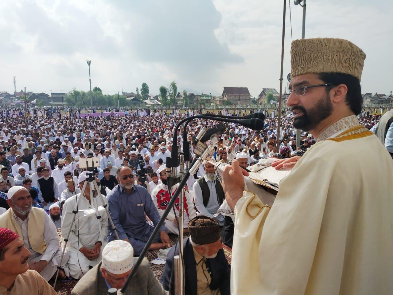 Mirwaiz leads Eid prayers at Eidgah