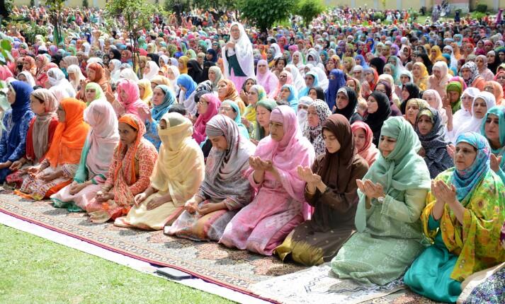 Mehbooba offers Eid prayers at Ziyarat Syed Sb (RA), Sonwar