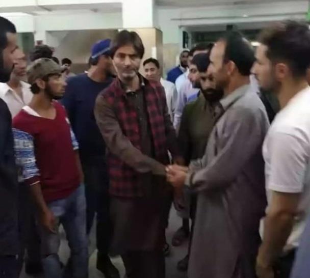 Malik visits SKIMS, ‘Enquired about the health condition of injured Soura youth’