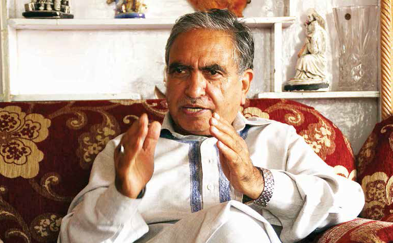 G H Mir attends congregation at slain Shujaat’s residence