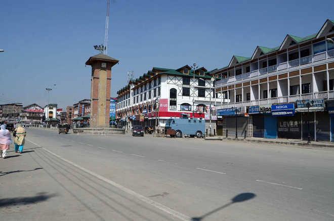 Amid shutdown Yaseen Malik arrested, Mirwaiz house detained