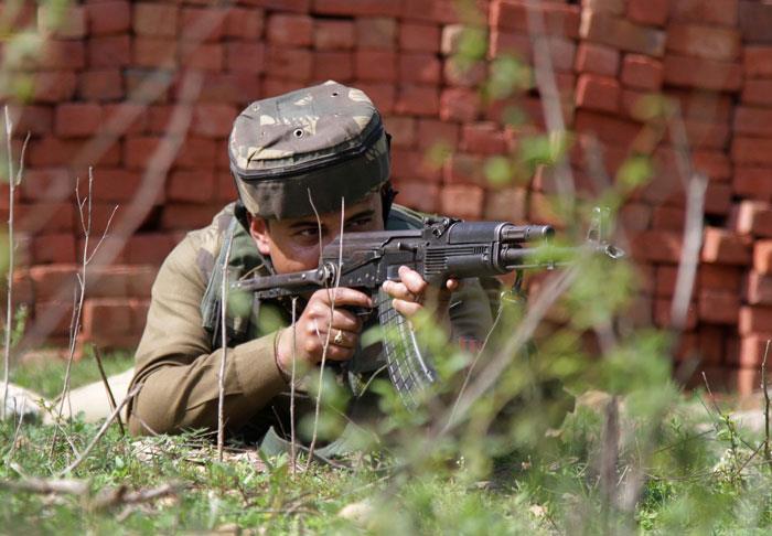 Encounter rages in Kulgam