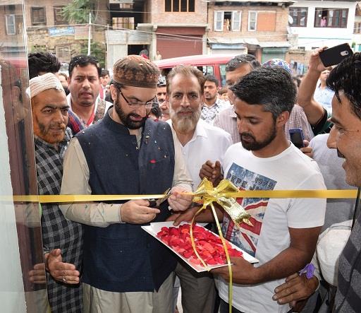Mirwaiz inaugurates business venture in Rainawari