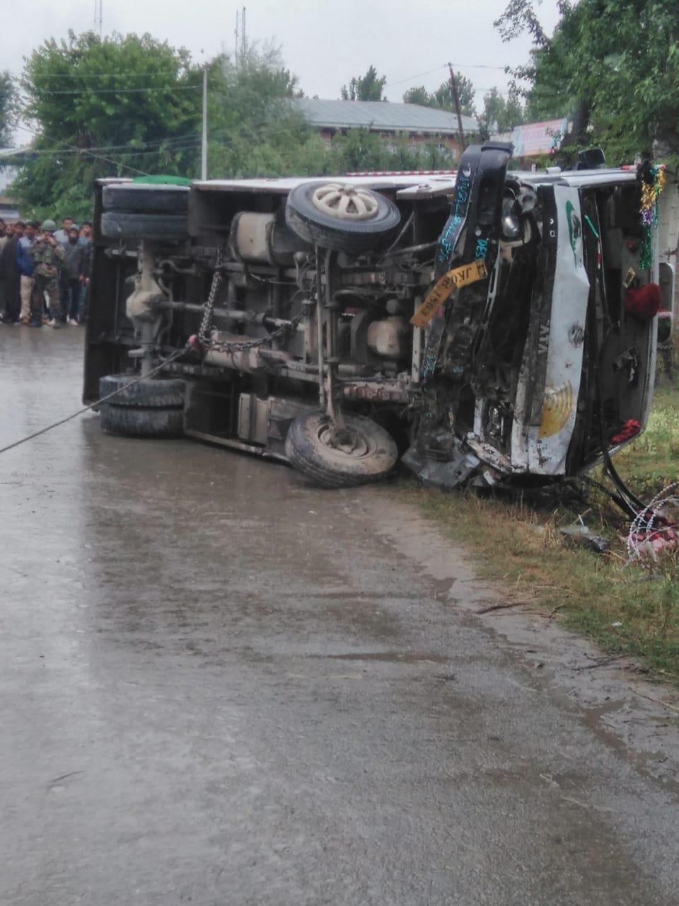 Dozens injured in mini bus accident at Tragpora Rafiabad