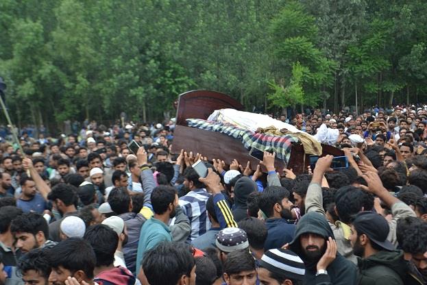 Thousands attend slain militant’s funeral in Chogal Handwara