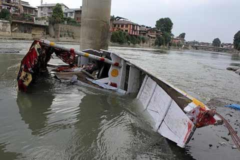 Two die after boat capsizes in Srinagar