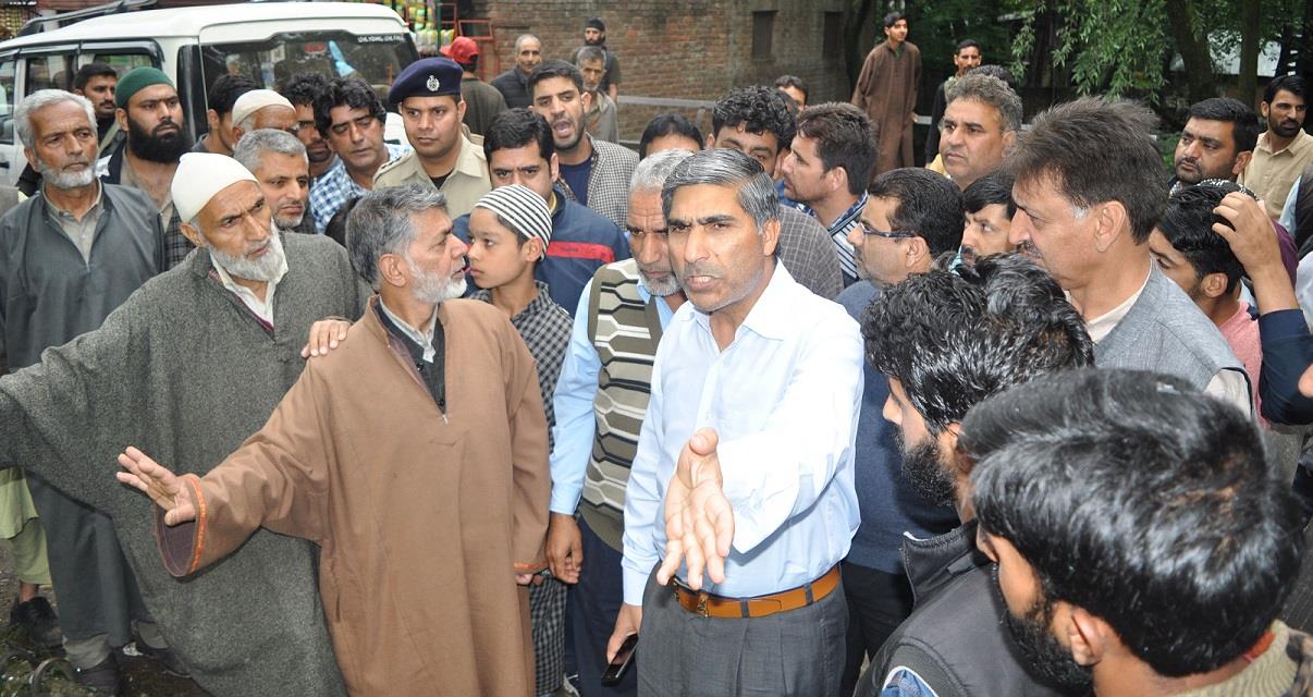 DDC Pulwama visits cloudburst hit areas in Tral