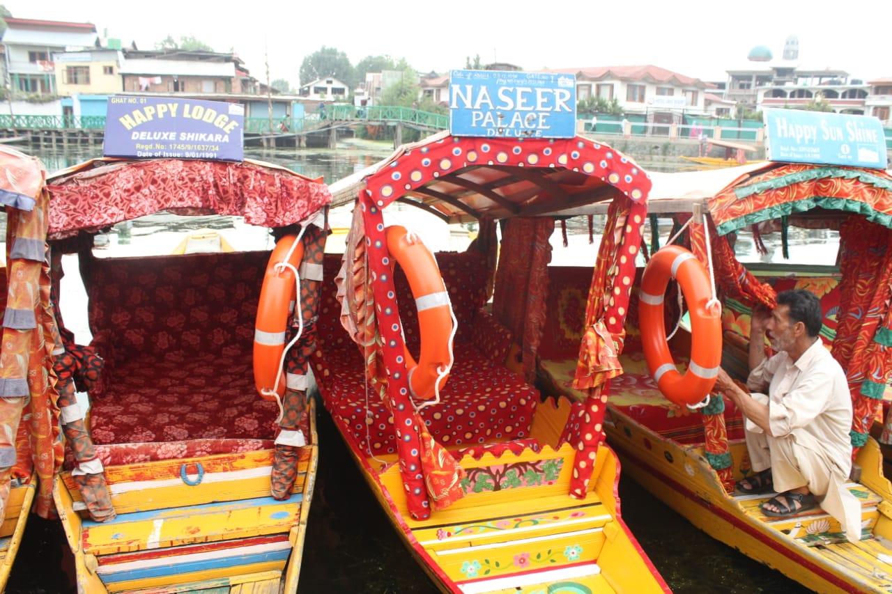 Department of tourism distributes Life Buoy Rescue Tubes to Shikara owners