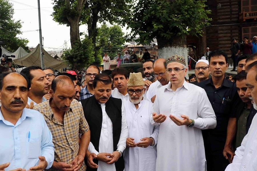 Omar offers Fateha, floral tributes at Mazar-e-Shuhada