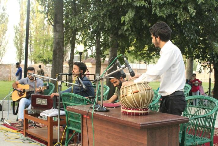 Musical, Cultural show at Dal Lake enthralls locals, tourists