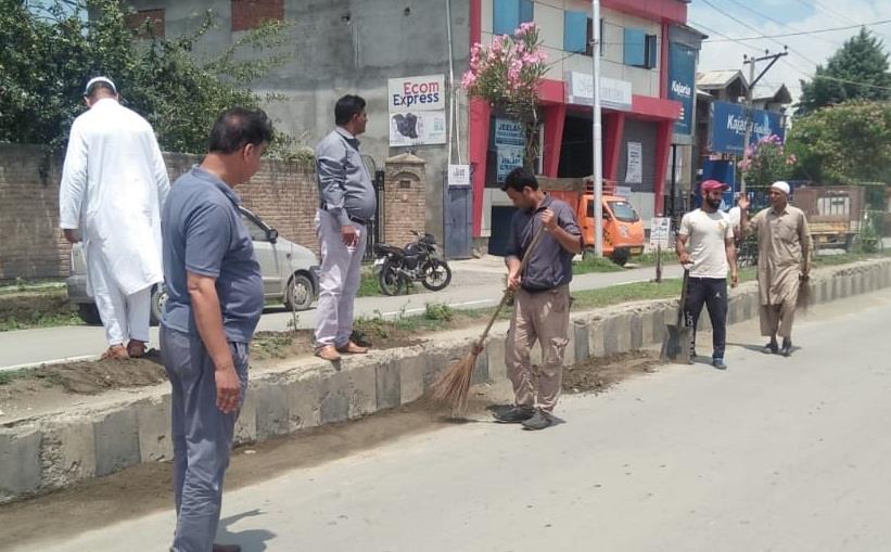 SMC conducts dust free drive at Batamaloo
