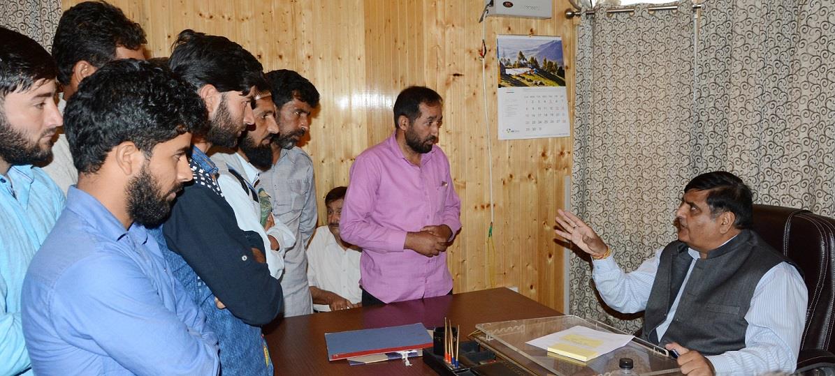 Advisor Vyas hears public grievances at Srinagar