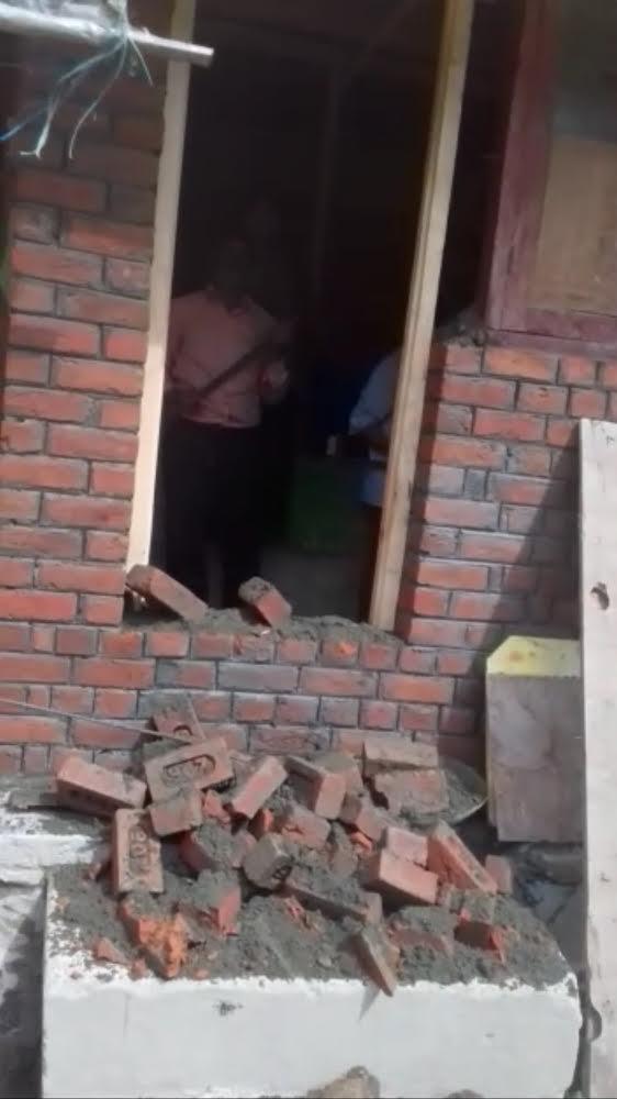 SDA demolishes illegal shops raised at H.l.G Colony Bemina