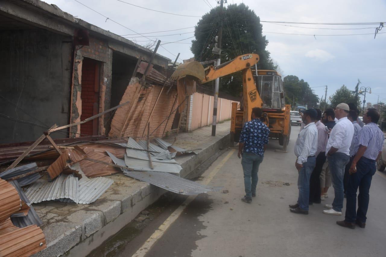 SMC razes two structures in Srinagar