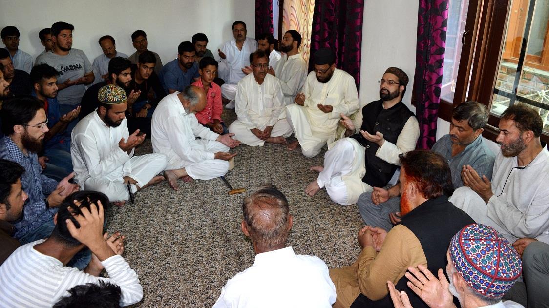 Mirwaiz visits residence of two siblings who drowned to death at Sarband Harwan