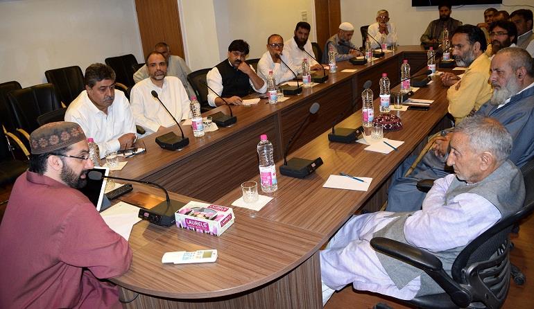 Mirwaiz chairs Hurriyat (M) meet, discusses Article 35A
