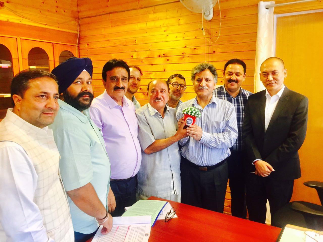 Chaaya headed delegation of Kashmir’s PHD CC & I calls on Advisor (G)