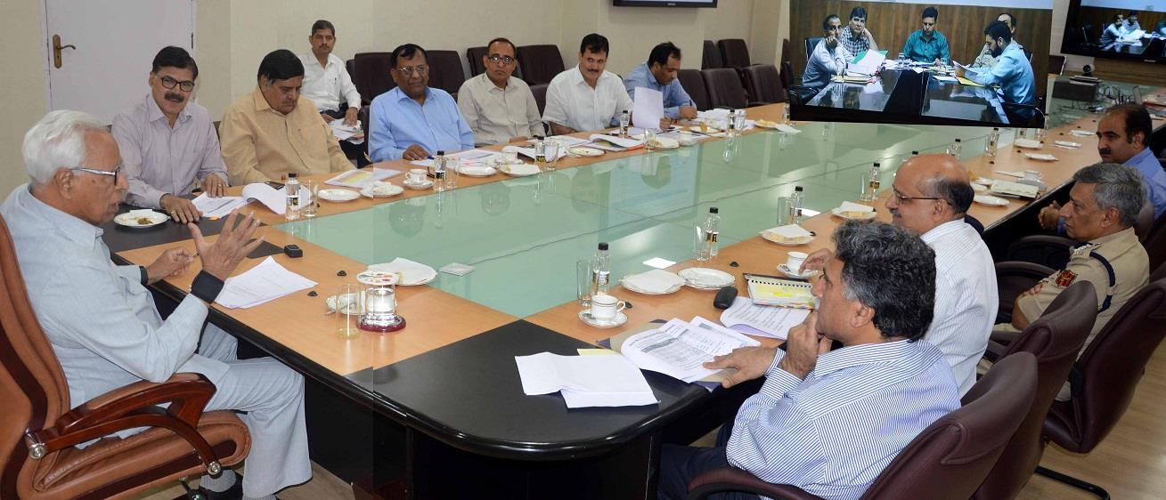 Governor reviews issues relating to border residents