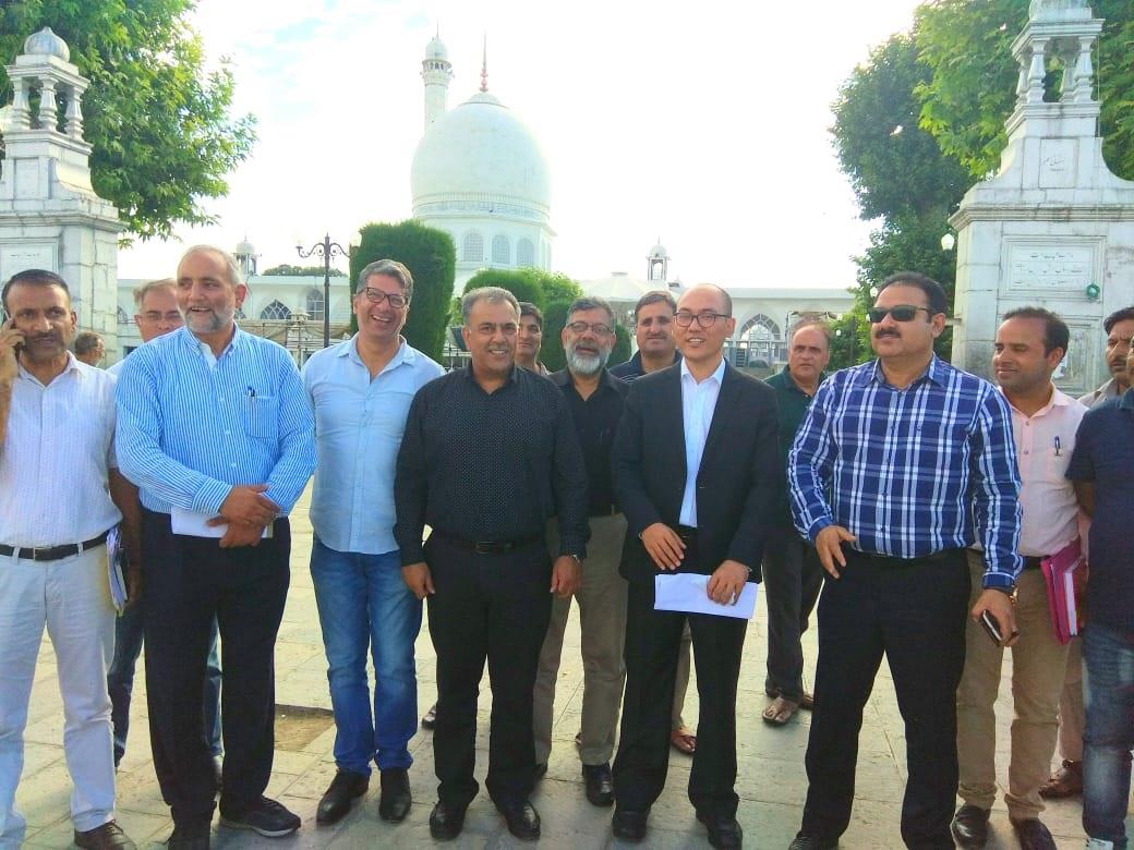 Secretary Tourism visits Hazratbal shrine