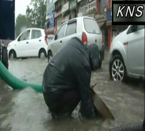 SMC launches dewatering exercises in water lodged areas in Srinagar
