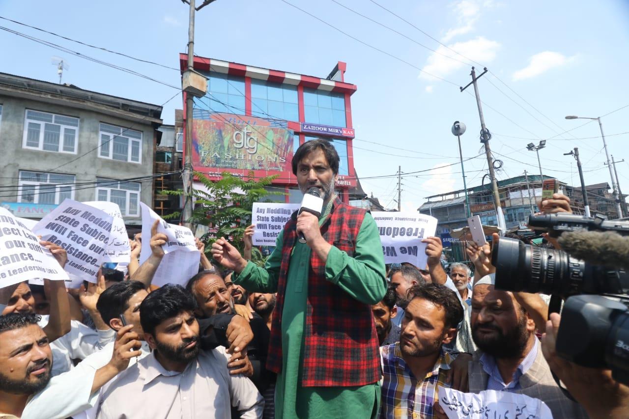 On JRL’s call, Malik leads protest against abrogation of Article 35-A