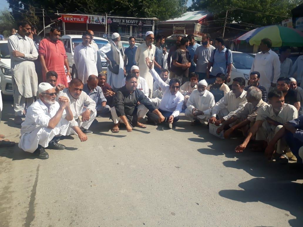 People hit streets against delay in appointment of Tehsildar at Watergam